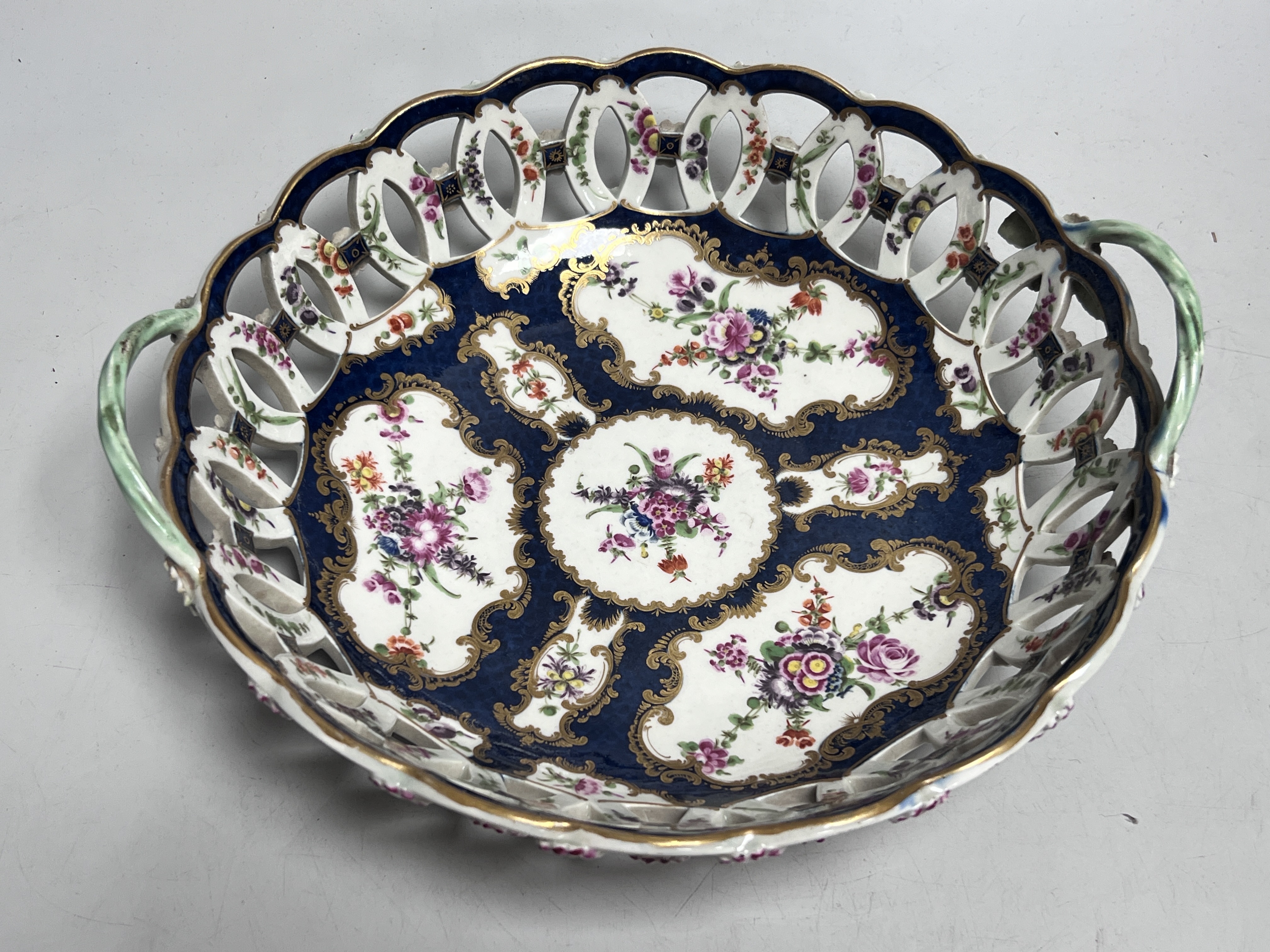 A Worcester scale blue two handled basket, c.1775, 28cm wide